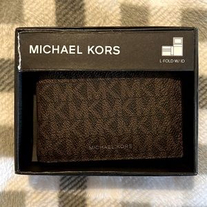 MICHAEL KORS Men’s leather wallet in good condition.